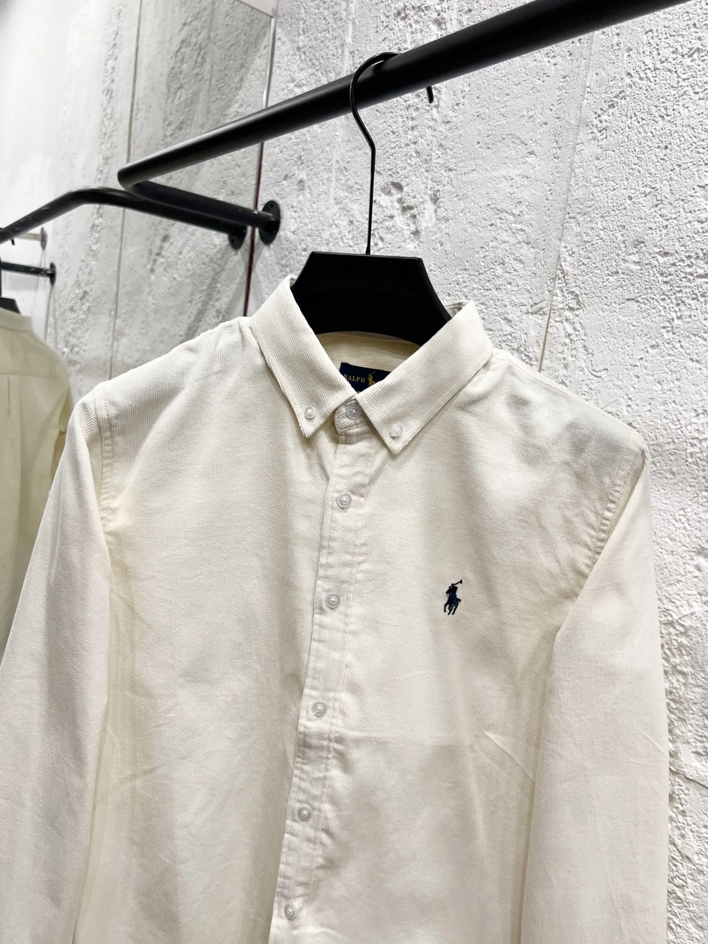 P230 Style number: T59 pure cotton corduroy shirt, black, navy, white, khaki, four colors Size: M (110-125 pounds) L (125-140 pounds) XL (140-155 pounds) 2XL (155-170 pounds) Color: white